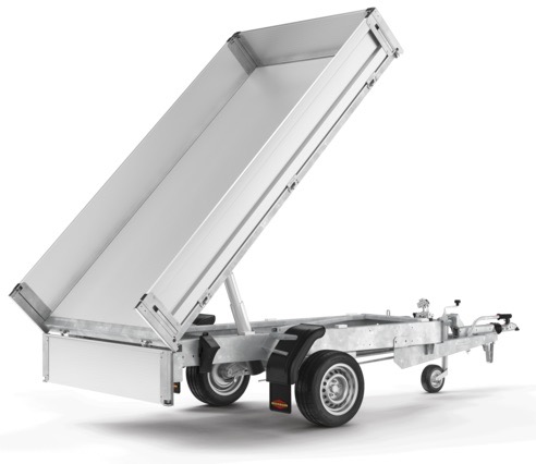 Ein silberner Nutzfahrzeuganhänger mit einer hydraulischen Hebevorrichtung, die die Pritsche in einem Winkel anhebt. Der Anhänger hat zwei Räder, Metallseiten und eine Anhängerkupplung zum Ankoppeln an ein Fahrzeug. Die Rückwand ist offen, und der Anhänger ist leer.