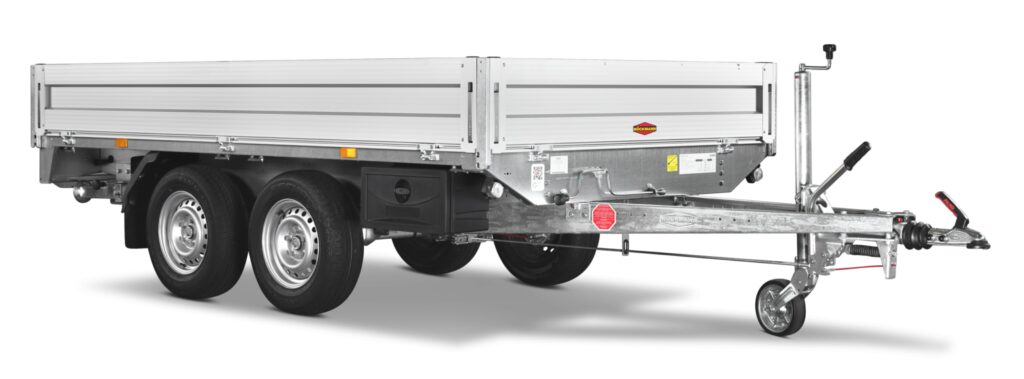 Ein silberner, zweiachsiger Nutzfahrzeuganhänger mit hohen Seitenwänden, einer Handkurbel und einem vorderen Stützrad, der zum Ziehen hinter einem Fahrzeug konzipiert ist.